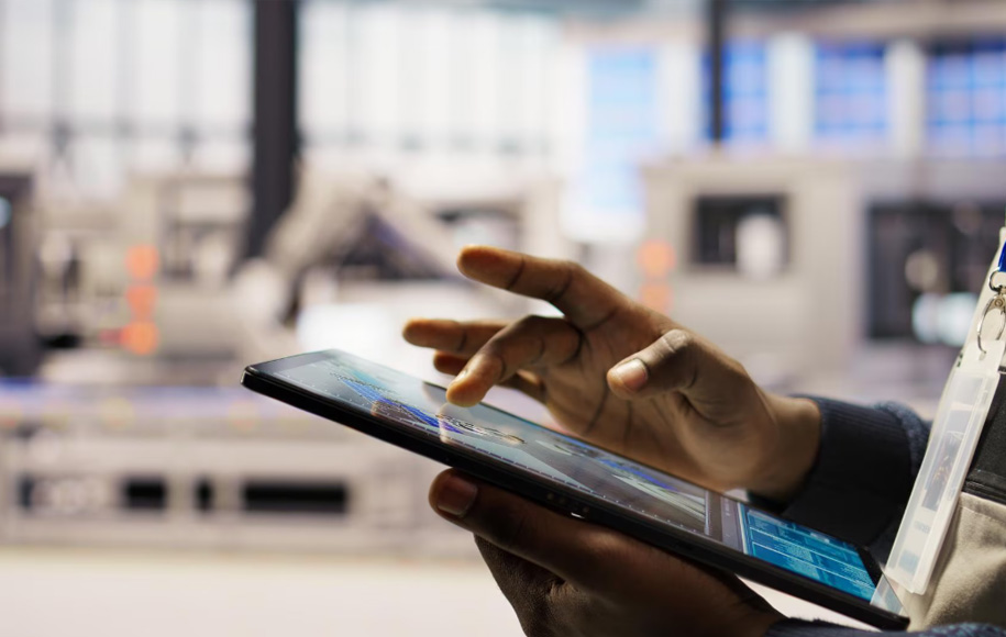 serviços - homem mexendo em tablet na fábrica de tintas